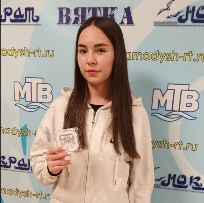 Мамадышская школьница выиграла наушники за самый эмоциональный комментарий