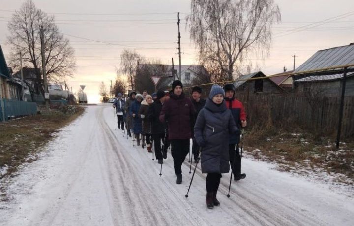 В Мамадыше провели мастер-класс по скандинавской ходьбе