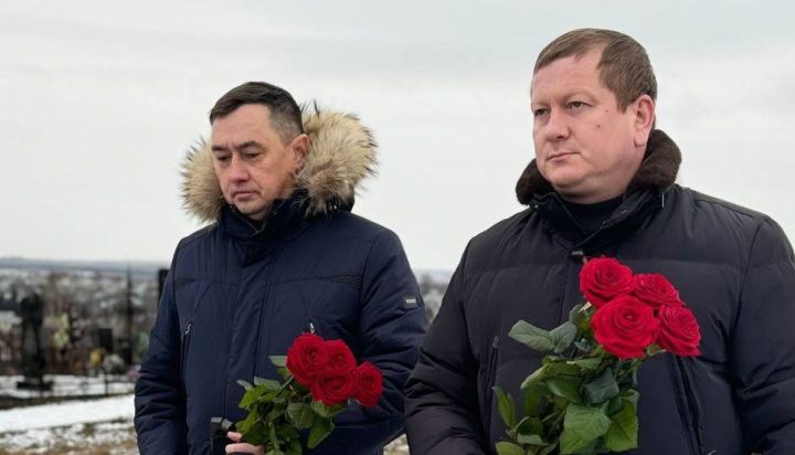 Глава Мамадышского района побывал на могиле Героя РФ