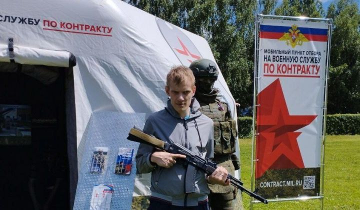 Мобильный пункт отбора на контрактную службу работает и на ярмарке вакансий