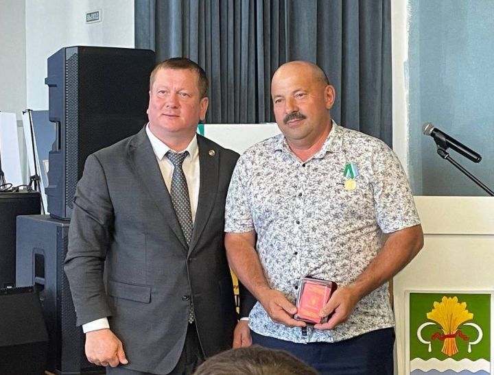 Глава Якинского поселения награжден медалью «За доблестный труд»