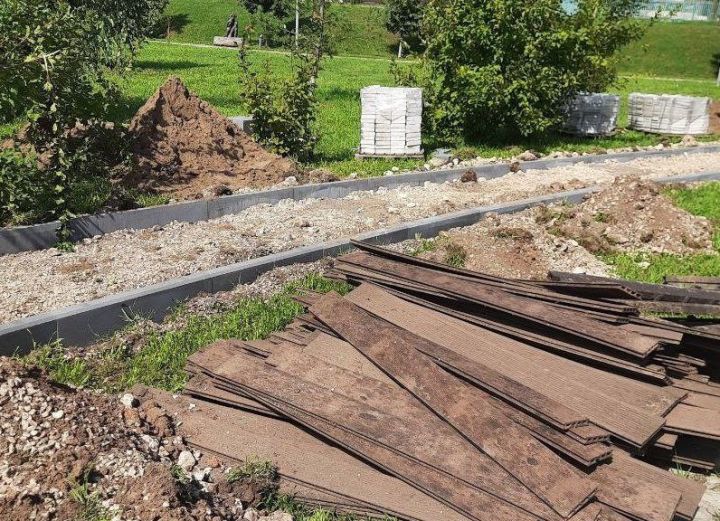 В мамадышском сквере «Яшьлек» демонтируют деревянные дорожки