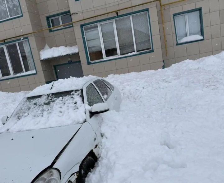 В Мамадыше снег с крыши рухнул на припаркованную машину