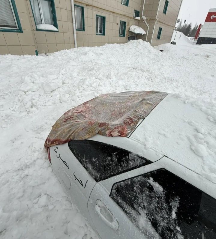 В Мамадыше снег с крыши рухнул на припаркованную машину