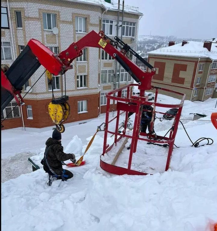 Промышленные альпинисты очистили от снега 79 крыш МКД в Мамадыше
