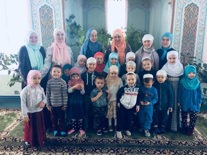 Центральную мечеть города Мамадыш посещают не только взрослые