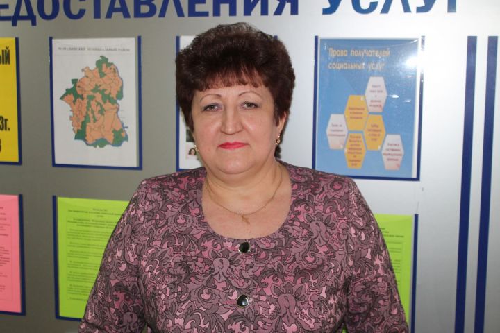 Две пятерки встали рядом: директор центра социального обслуживания населения «Забота» Людмила Телешева отметила юбилей