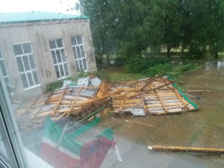 В следствии урагана у мамадышской школы сорвало крышу