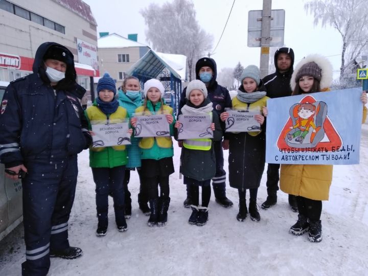 Школьники Мамадыша напомнили водителям о безопасности на дорогах