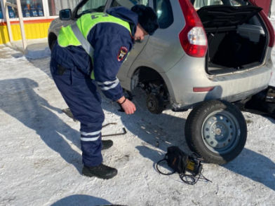В Татарстане автоинспекторы помогли автоледи устранить неисправность автомобиля