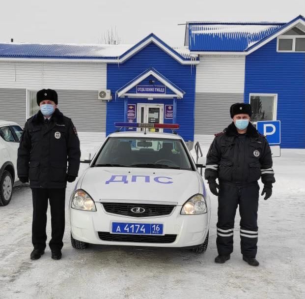 В Татарстане автоинспекторы спасли жизнь мужчине