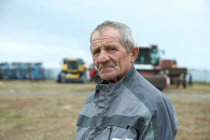 Исколесил всю страну, а любимая работа нашлась в родной деревне: история 68-летнего водителя из Нижней Ошмы