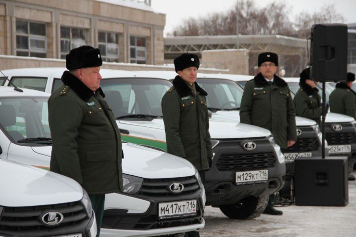 Экоинспекторы Татарстана получили в подарок 20 новых служебных машин
