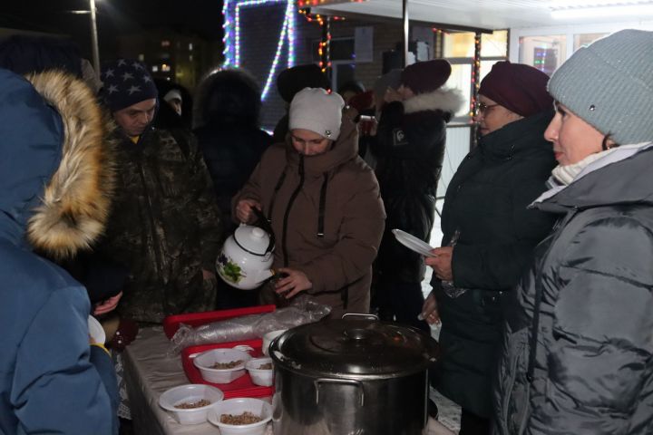 Дед Мороз и Снегурочка, праздничная лотерея и горячее угощение: в Мамадыше состоялось очередное открытие елки