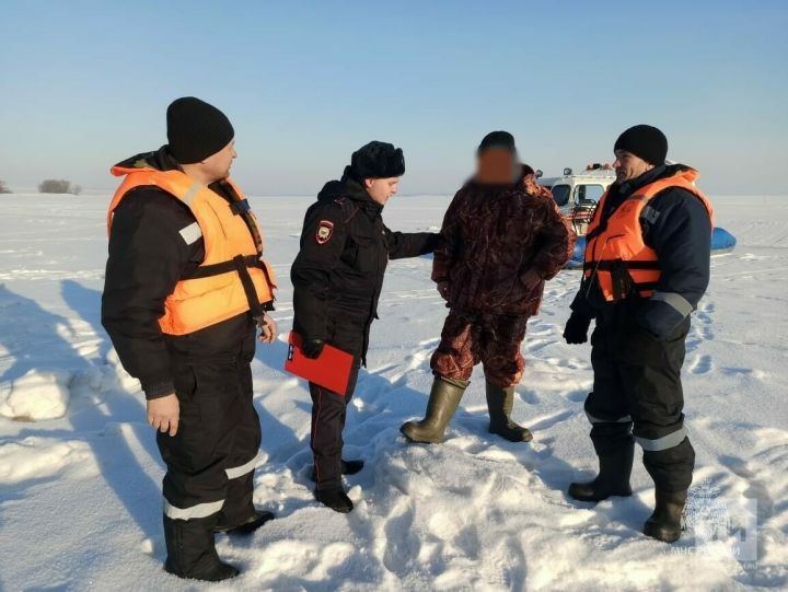 В Татарстане со льда Камы спасли нетрезвого рыбака
