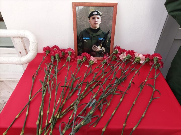 «Очень солнечный и яркий»: мемориальную доску открыли погибшему на Украине Инсафу Нуруллину