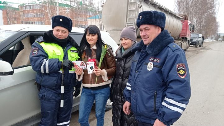 “Цветы для автоледи”: сотрудники Мамадышской ГИБДД провели акцию