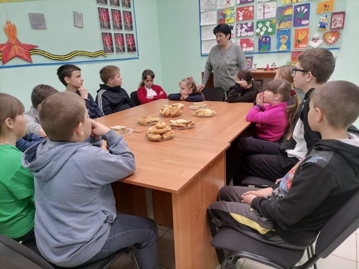 Сотрудники Тавельского СДК угостили детей домашним хлебом