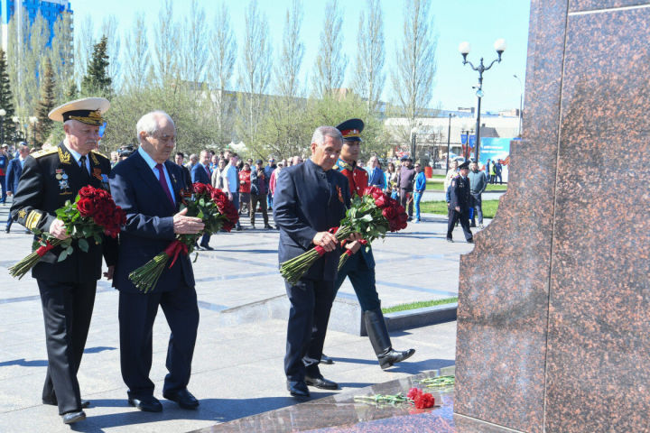 Президент Татарстана возложил алые розы к Вечному огню
