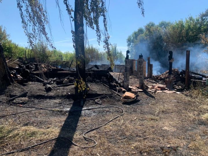 Огонь назад не возвращает: в Мамадышском районе пожар полностью уничтожил дом и надворные постройки