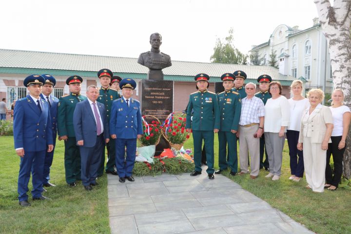 В Мамадыше возложили цветы к бюсту Николая Афанасьева