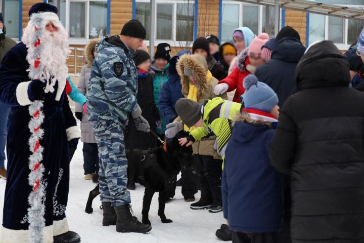 Бойцы казанского ОМОН Росгвардии организовали новогодний праздник воспитанникам дербышкинского детского интерната