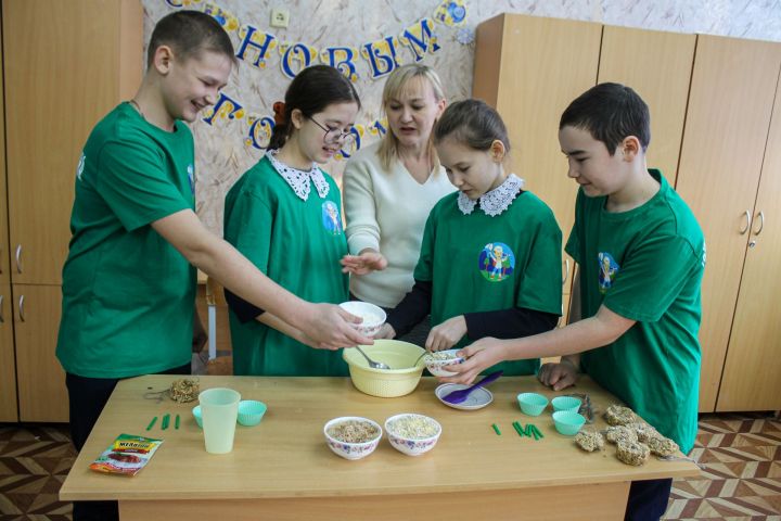 Мамадышские школьники делают экологические кормушки для птиц