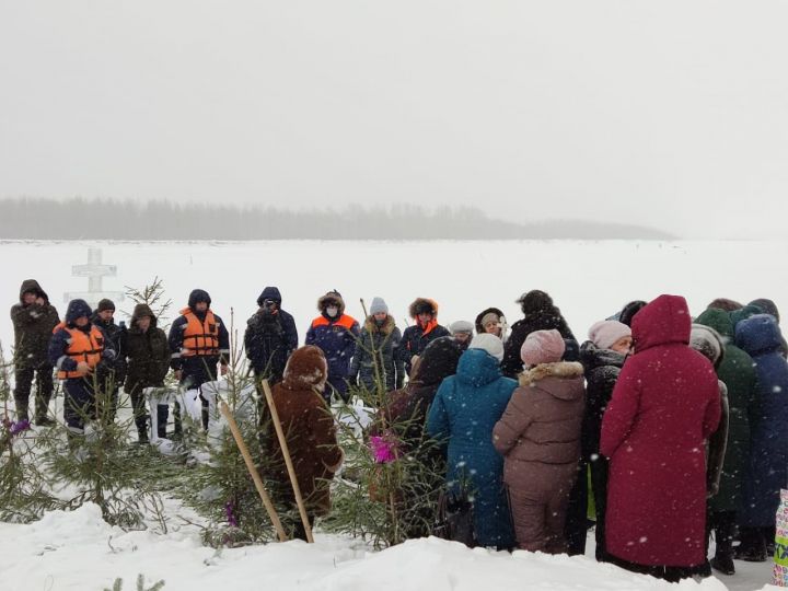 Мамадышцам рассказали, кому противопоказано купаться в проруби