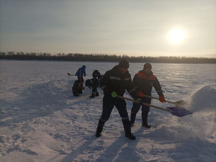 Мамадышские спасатели подготовили на Вятке купель к Крещению