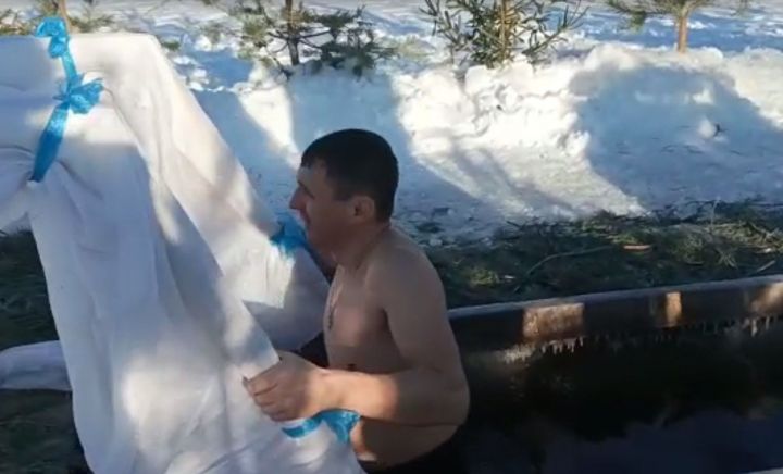 Мамадышцы традиционно отметили Крещение купанием в ледяной воде