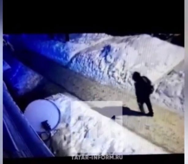 В Татарстане ищут мужчину, который пытался задушить женщину возле подъезда