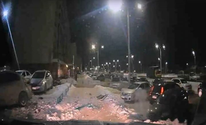 Пьяный водитель протаранил пять припаркованных автомобилей
