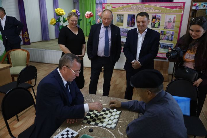 Глава Мамадышского района поздравил пожилых с праздником