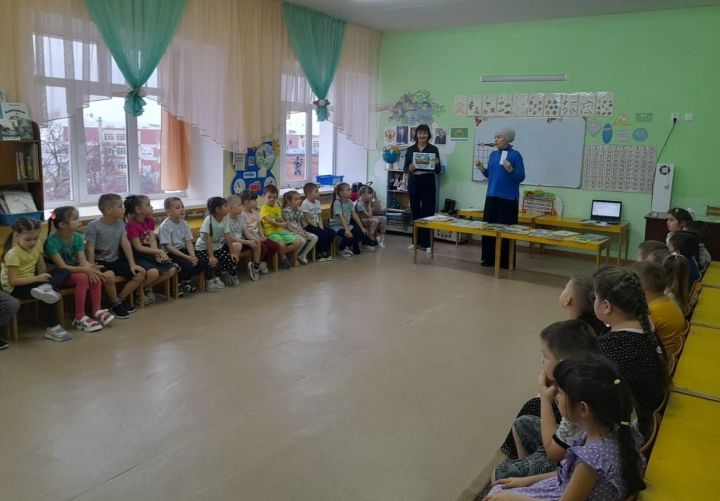 Детей знакомили с миром сказки