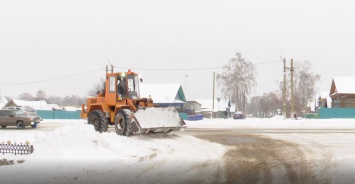 В Мамадыше борются со снегом: что происходит на улицах города