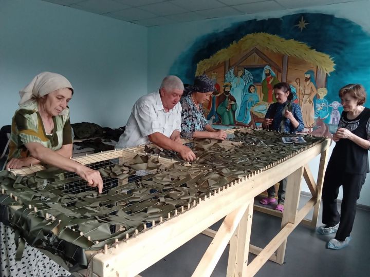 Группа волонтеров под руководством Ильгизы Хасановой ежедневно трудятся в гуманитарном центре