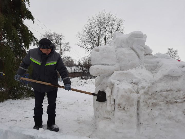 Слесарь мамадышских тепловых сетей вырезает фигуры из снега