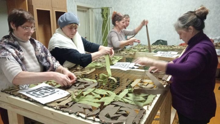 Жители деревни Пойкино начали плести маскировочные сети