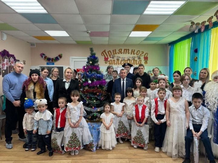 Сегодня 28 декабря в социальном приюте «Надежда» прошел новогодний праздник