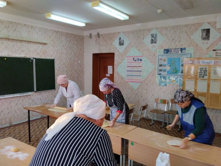 В Большой Шие готовят домашнюю яичную лапшу для отправки участникам СВО