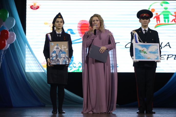 Картины мамадышских детей-инвалидов проданы на марафоне за 26 тысяч рублей