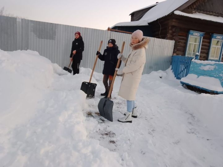 Молодежь села Омара очистила от снега дворы старшего поколения