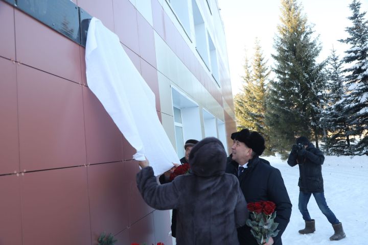 Накануне Дня героев Отечества в Мамадыше открыли мемориальную доску бойцу СВО