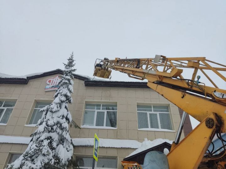 Работники управляющей компании города Мамадыш приступили к очистке крыш многоквартирных домов от снега и наледи