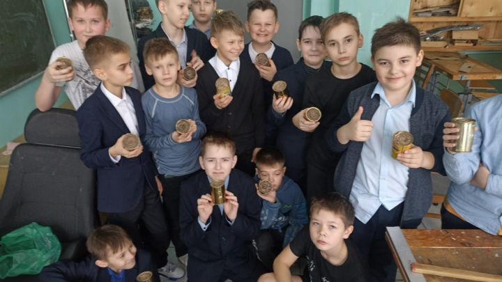 Школьники активно участвуют в акции «Своих не бросаем»