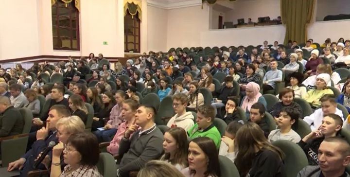 В Мамадыше прошла встреча руководства Группы компаний «Родные места» со студентами местного колледжа