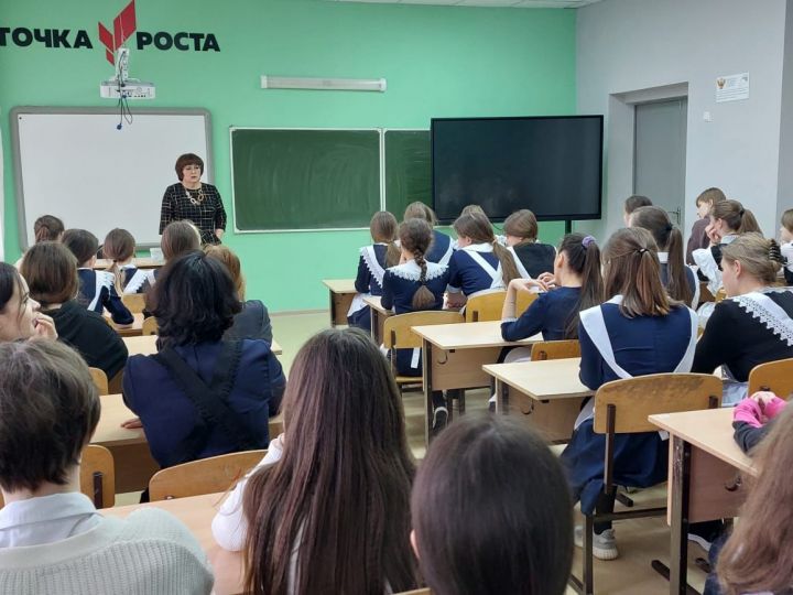 Миляуша Валиуллина провела беседу с мамадышскими школьницами