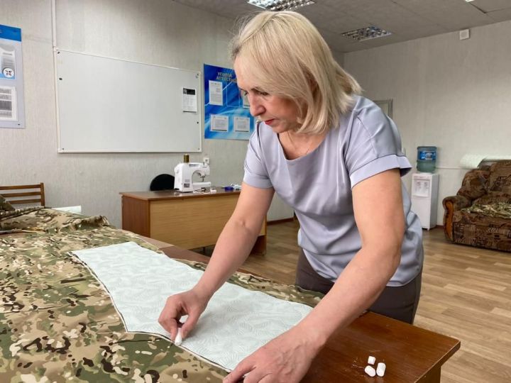 Мамадышские школьники и учителя шьют камуфляжные костюмы для солдат