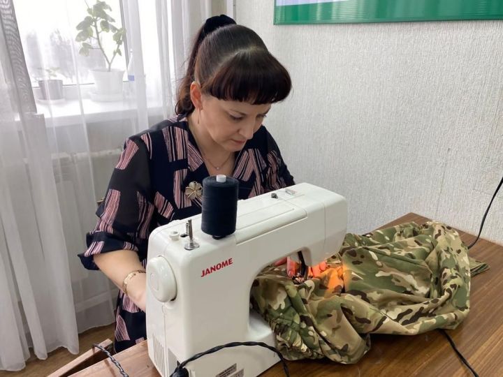 «Своих не бросаем»: мамадышские учителя начали шить одежду для солдат, участвующих в СВО