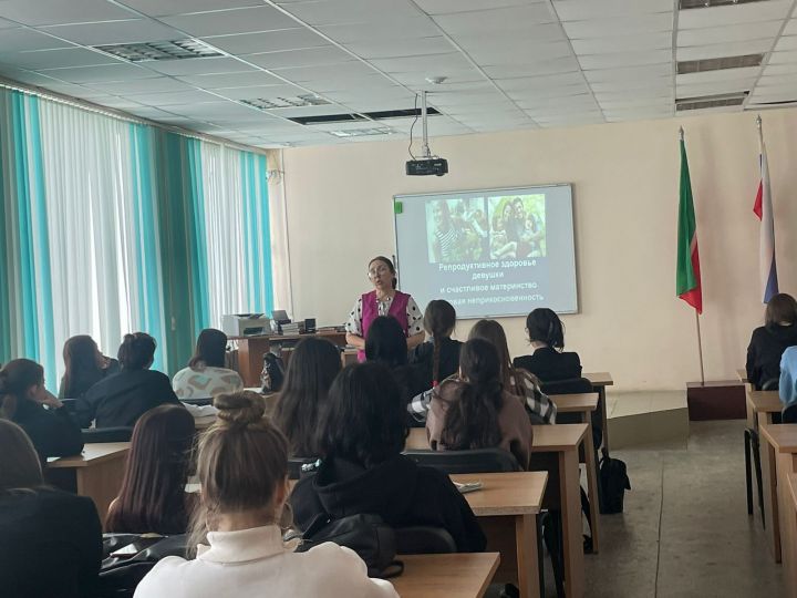 Гульнара Шагивалиева провела откровенную беседу со студентками мамадышского колледжа